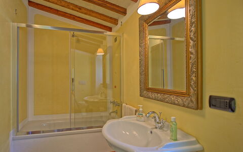 Villa Noceta: Salle De Bains, Pièce, Propriété, Mur, Évier, Armoire De Toilette, Plâtre, Lavabo, Design Intérieur, Maison