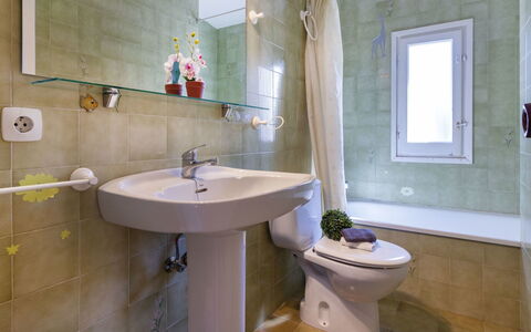 Salvagina 53: Miroir, Robinet, Luminaire Plomberie, Lavabo, Évier, Propriété, Plante, Violet, Salle De Bains, Design Intérieur