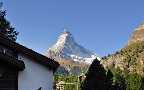 Lani: Ciel, Montagne, Jour, Bâtiment, Nuage, Arbre, Pente, Montagnes, Maison, Plante