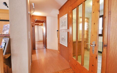 Lani: Bâtiment, Porte, Bois, Orange, Architecture, Design Intérieur, Sol, Salle, Maison
