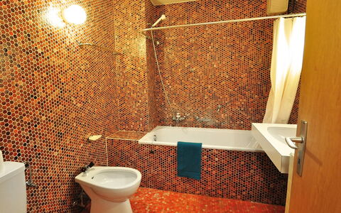 Lani: Luminaire Plomberie, Propriété, Plante, Salle De Bains, Siège De Toilette, Lavabo, Violet, Éclairage, Toilette, Design Intérieur