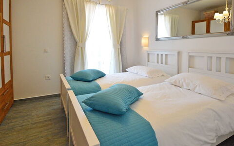 Villa Olea: Chambre, Meubles, Lit, Pièce, Propriété, Drap De Lit, Cadre De Lit, Design Intérieur, Literie, Matelas