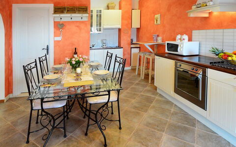 Villa Olea: Propriété, Pièce, Bâtiment, Meubles, Sol, Cuisine, Design Intérieur, Maison, Comptoir, Immobilier
