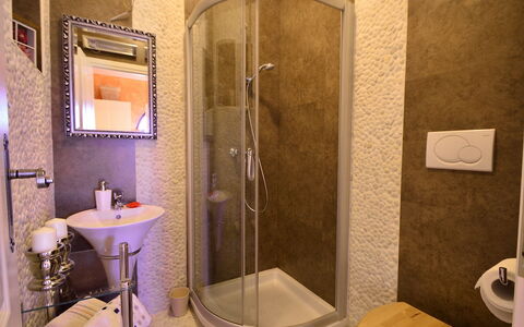 Villa Olea: Salle De Bains, Propriété, Pièce, Luminaire Plomberie, Design Intérieur, Porte, Porte De Douche, Tuile, Douche, Bâtiment
