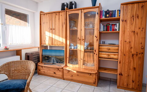 Achtern Diek: Meubles, Cabinetry, Propriété, Fenêtre, Étagère, Bois, Rayonnage, Tiroir, Design Intérieur, Sol