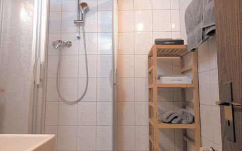 Norddeich 794: Propriété, Luminaire Plomberie, Tete De Douche, Bâtiment, Salle De Bains, Robinet, Douche, Maison, Design Intérieur