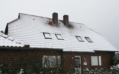 Norddeich 757: Bâtiment, Propriété, Fenêtre, Ciel, Plante, Maison, Bois, Cheminée, Rectangle, Chalet
