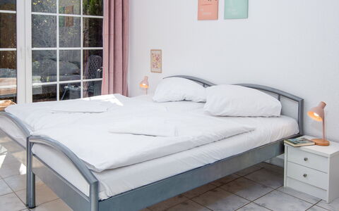 Norddeich 764: Lit, Chambre, Meubles, Cadre De Lit, Literie, Drap De Lit, Linge, Matelas, Oreiller, Tache De Bois