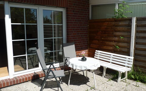 Norddeich 716: Meubles, Propriété, Plante, Fenêtre, Bâtiment, Ombre, Bois, Chaise, Mobilier De Jardin, Brique