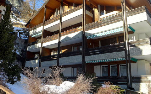 Zermatt 654: Bâtiment, Plante, Jour, Propriété, Fenêtre, Blanc, Ciel, Design Urbain, Arbre, Quartier