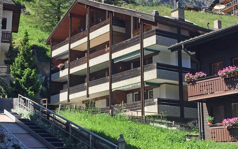 Zermatt 654: Bâtiment, Plante, Fenêtre, Arbre, Design Urbain, Bois, Maison, Pente, Condominium, Façade