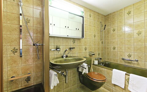 Zermatt 654: Miroir, Robinet, Luminaire Plomberie, Évier, Propriété, Lavabo, Salle De Bains, Violet, Bâtiment, Architecture