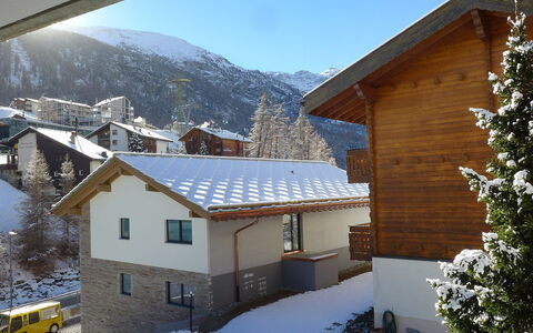Zermatt 654: Bâtiment, Ciel, Neige, Propriété, Fenêtre, Montagne, Maison, Arbre, Pente, Plante