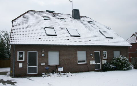 Kluntje: Ciel, Bâtiment, Nuage, Neige, Propriété, Fenêtre, Plante, Maison, Porte, Arbre