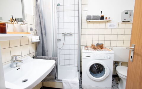 Störtebeker: Buanderie, Miroir, Évier, Propriété, Luminaire Plomberie, Machine À Laver, Robinet, Sécheuse, Salle De Bains, Noir