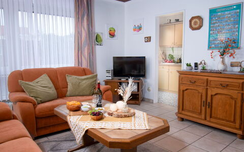 Störtebeker: Table, Meubles, Propriété, Cabinetry, Canapé, Bois, Design Intérieur, Éclairage, Sol, Plante D'Appartement