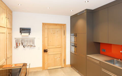 Von Capeller: Pièce, Propriété, Meubles, Design Intérieur, Plafond, Cabinetry, Jaune, Bâtiment, Sol, Comptoir