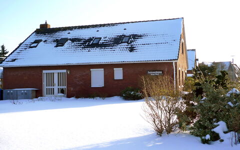 Norddeich 781: Neige, Plante, Propriété, Ciel, Fenêtre, Bâtiment, Maison, Pente, Arbre, Chalet