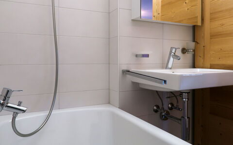 Nendaz 657: Robinet, Miroir, Luminaire Plomberie, Évier, Propriété, Lavabo, Salle De Bains, Violet, Armoire De Toilette