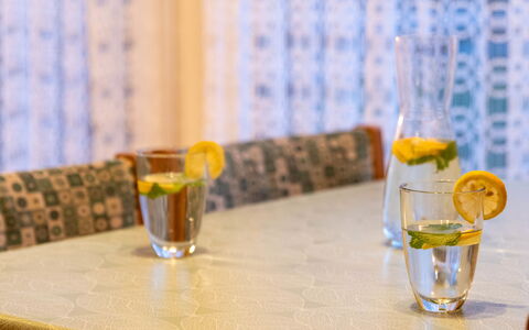 Windrad: Table, Fleur, Drinkware, Meubles, L'Eau, Vaisselle, Design Intérieur, Bois, Boisson Alcoolisée, Boisson