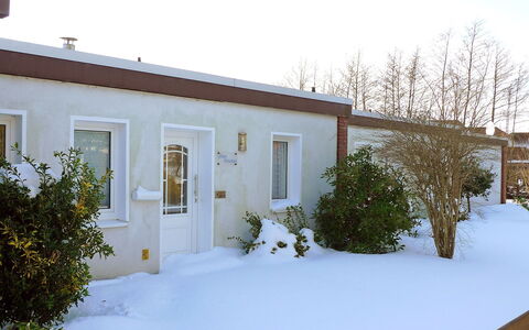 Windrad: Bâtiment, Plante, Neige, Propriété, Fenêtre, Ciel, Porte, Maison, Arbre, Lot Terre