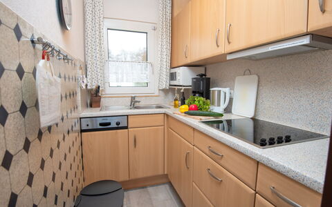 Wind: Cabinetry, Propriété, Évier, Comptoir, Evier, Cuisine, Bâtiment, Tiroir, Design Intérieur, Sol