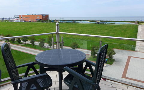 Meerblick: Ciel, Table, Propriété, Bâtiment, Chaise, Nuage, Mobilier De Jardin, Tableau De Plein Air, Ombre, Herbe