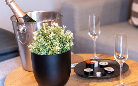 Langeoog: Vaisselle, Table, Drinkware, Fleur, Vaisselle, Ingrédient, Aliments, Verres À Pied, Pot De Fleur