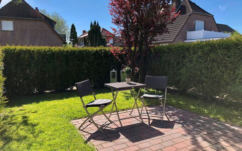 Langeoog: Plante, Ciel, Table, Fenêtre, Bâtiment, Chaise, Arbre, Mobilier De Jardin, Surface De La Route, Tableau De Plein Air