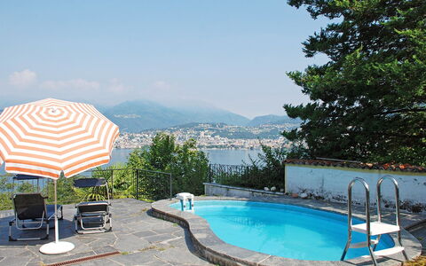 Ursula: L'Eau, Ciel, Propriété, Plante, Piscine, Bleu Azur, Mobilier De Jardin, Ombre, Arbre, Loisir
