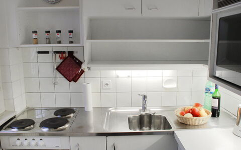 Ursula: Evier, Évier, Propriété, Robinet, Comptoir, Cabinetry, Blanc, Cuisine, Appareil De Cuisine, Cuisinière