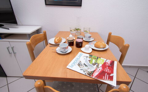 Am Deich: Table, Vaisselle, Meubles, Vaisselle, Chaise, Assiette, Design Intérieur, Bois, Aliments, Cadre