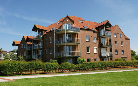 Borkum: Ciel, Plante, Bâtiment, Nuage, Fenêtre, Arbre, Lot Terre, Design Urbain, Herbe, Condominium