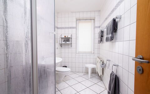 Borkum: Luminaire Plomberie, Bâtiment, Salle De Bains, Design Intérieur, Sol, Sol, Plomberie, Accessoire Salle De Bain, Porte