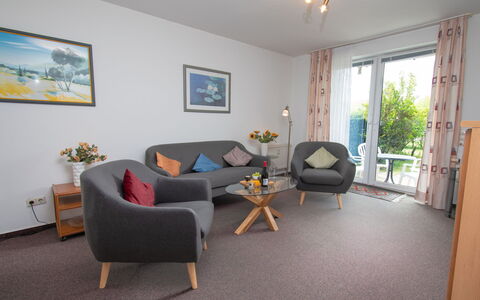 Borkum: Propriété, Meubles, Canapé, Cadre, Table, Plante D'Appartement, Confort, Fenêtre, Chaise, Design Intérieur