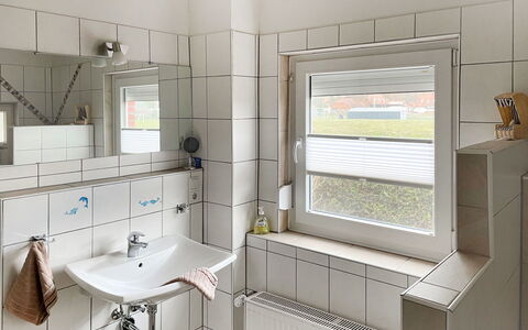Hexenhuus: Miroir, Évier, Luminaire Plomberie, Robinet, Lavabo, Salle De Bains, Design Intérieur, Bâtiment, Étagère, Fenêtre