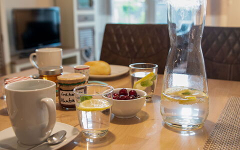 Norddeich 796: Table, Vaisselle, Aliments, Drinkware, Vaisselle, Meubles, Coupe, Serveware, Ingrédient, L'Eau