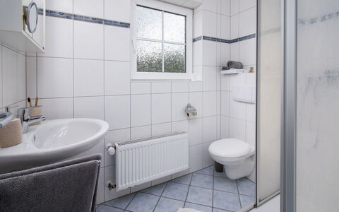 Norddeich 796: Luminaire Plomberie, Propriété, Robinet, Bâtiment, Évier, Salle De Bains, Fenêtre, Violet, Baignoire, Lavabo