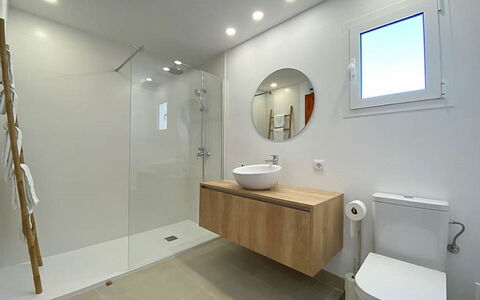 Nautic 2: Miroir, Robinet, Luminaire Plomberie, Lavabo, Évier, Salle De Bains, Éclairage, Bâtiment, Sol