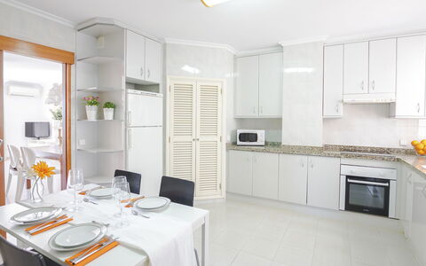 Nautic 3: Cabinetry, Meubles, Propriété, Bâtiment, Comptoir, Évier, Cuisine, Chaise, Éclairage, Table