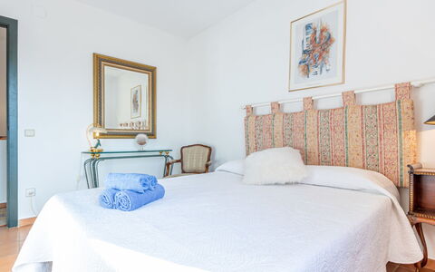 Acacies: Chambre, Lit, Pièce, Meubles, Drap De Lit, Propriété, Cadre De Lit, Literie, Design Intérieur, Housse De Couette