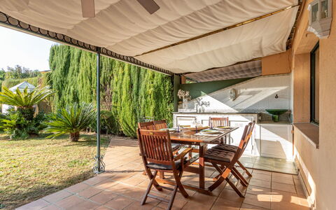 Acacies: Meubles, Plante, Table, Chaise, Ombre, Bâtiment, Mobilier De Jardin, Bois, Architecture, Arbre