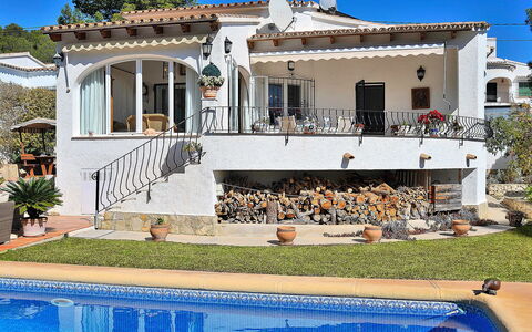 El Sueno de Jeanne-Marie: L'Eau, Ciel, Plante, Propriété, Bâtiment, Fenêtre, Bleu, Bleu Azur, Piscine, Maison