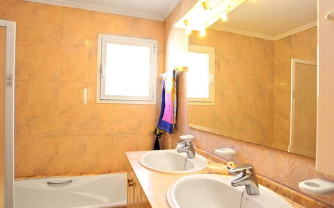 El Sueno de Jeanne-Marie: Marron, Miroir, Robinet, Évier, Luminaire Plomberie, Lavabo, Propriété, Armoire De Toilette, Bois, Salle De Bains
