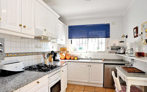El Sueno de Jeanne-Marie: Cabinetry, Comptoir, Propriété, Cuisinière, Cuisine, Évier, Design Intérieur, Bois, Appareil De Cuisine, Sol