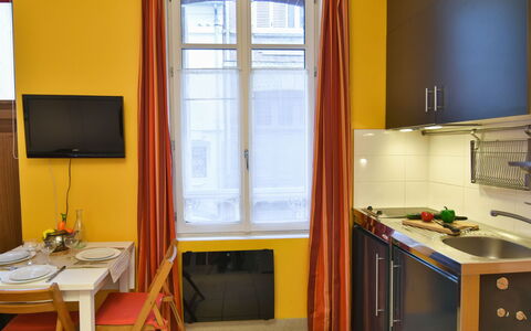 Bonsecours: Evier, Meubles, Cabinetry, Évier, Fenêtre, Bâtiment, Bois, Table, Comptoir