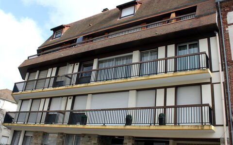 Les Cigognes: Ciel, Bâtiment, Propriété, Nuage, Fenêtre, Design Urbain, Bois, Maison, Condominium, Ville