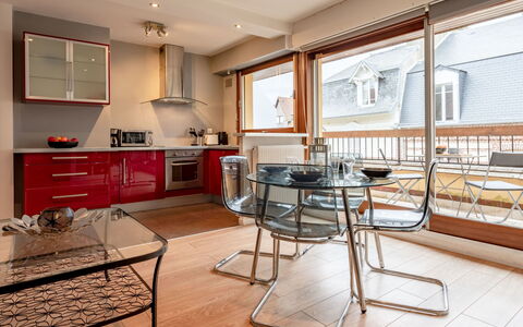 Les Cigognes: Propriété, Meubles, Fenêtre, Cabinetry, Bois, Cuisine, Comptoir, Cadre, Chaise, Sol