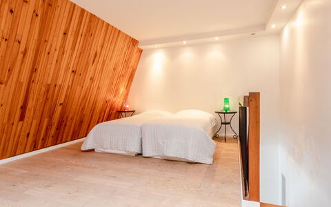 Les Cigognes: Propriété, Meubles, Bâtiment, Confort, Bois, Ombre, Design Intérieur, Cadre De Lit, Sol, Sol