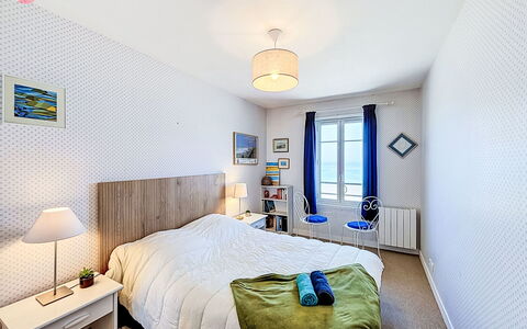 Saint Malo 260: Lit, Meubles, Chambre, Design Intérieur, Literie, Mur, Drap De Lit, Sol, Pièce, Linge